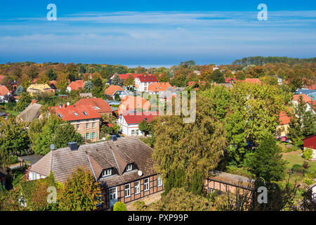 Edifici con cielo blu in Wustrow, Germania. Foto Stock