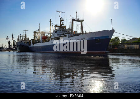 Kaliningrad, Russia - 11 Maggio 2016: nave di ricerca tra le due strutture sullo sfondo del fiume. Foto Stock