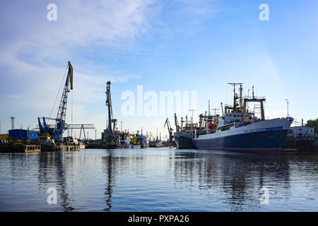 Kaliningrad, Russia - 11 Maggio 2016: Il porto sul fiume Pregol con di navi e di cargo cranes sullo sfondo del cielo blu. Foto Stock