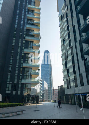 Diamond Tower, Milano, Porta Nuova residenze, grattacielo, Italia. Milano degli affari. Vista dalla posizione sollevata di Alvar Aalto square Foto Stock