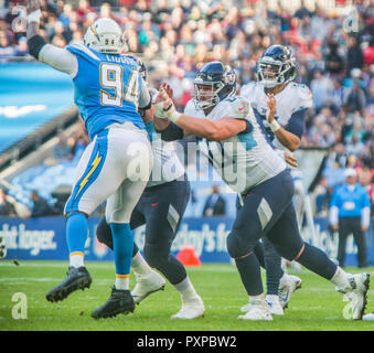Il 21 ottobre 2018 Londra, ITA - NFL: Ott 21 International Series - Titans al caricabatterie Los Angeles Chargers Tackle difensivo Corey Liuget (94) e Tennessee Titans Linebacker Nate Palmer (50) - Glamourstock credito Foto Stock