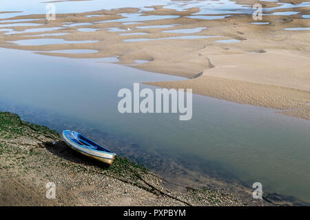 Barca spiaggiata alla foce a Appledore, Devon Foto Stock