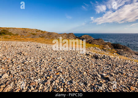 Deposito di ciottoli dal recente ice age o spiaggia di rolling stones a Molen, primo UNESCO Global Geopark nei paesi nordici nei pressi di Larvik, Vestfold Foto Stock