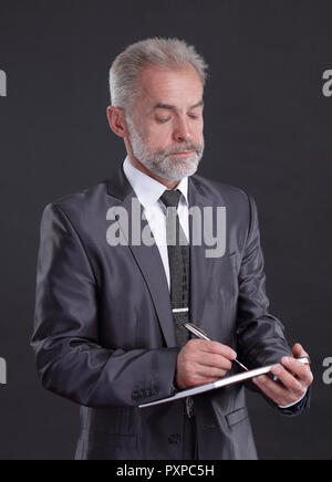Imprenditore gravi segni di un documento di lavoro.isolato su nero Foto Stock