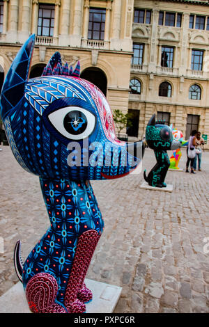 L'Avana, Cuba - Novembre 26, 2015: Xico sculture su San Francisco de Asis Square nella Città dell Avana, Cuba. Questo cane 16 sculture che simboleggia l'amicizia Foto Stock