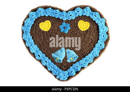 Crochet blu gingerbread cuori per il giorno di San Valentino con ornamenti floreali e forme di cuore. Foto Stock