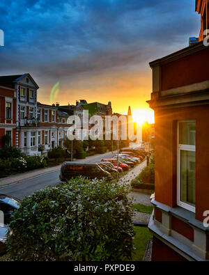 Una suggestiva strada sotto il sole nell'area della città vecchia di Schwerin, Germania Foto Stock