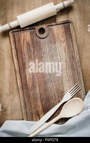 Cucina Background: matterello con carta asciugatutto o tovagliolo sulla tavola di legno sopra la tavola in legno rustico. Vista da sopra con lo spazio di copia Foto Stock