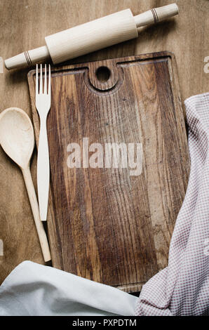 Cucina Background: matterello con carta asciugatutto o tovagliolo sulla tavola di legno sopra la tavola in legno rustico. Vista da sopra con lo spazio di copia Foto Stock