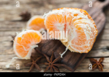 Tangerine frutta senza buccia, sul tavolo. Foto Stock