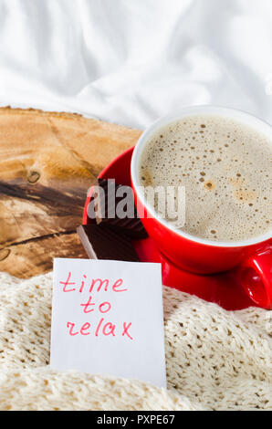 Tazza di cappuccino caldo e il cioccolato nel letto, note del tempo per rilassarvi pigra mattina. Messa a fuoco selettiva. Foto Stock