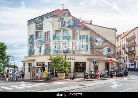 Cannes, Francia, settembre 15, 2018: la famosa parete dipinta a Cannes con famose stelle del cinema e cartoon figure Foto Stock