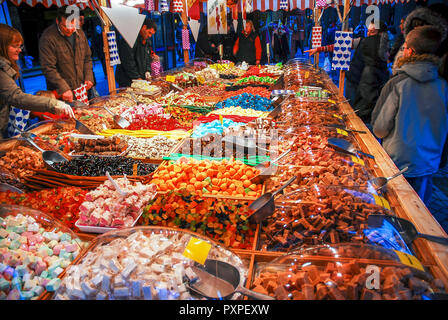 Manchester, Regno Unito, 25 Novembre 2006: Multi caramelle colorate per la vendita a un Tedesco all'aperto il mercatino di Natale a Manchester, UK. Foto Stock