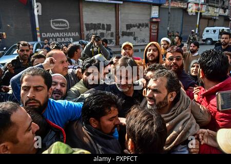 Jammu e Kashmir Liberation Front (JKLF) capo Yasin Malik, insieme con i suoi sostenitori marzo verso il centro della città in Srinagar, Indiano Kashmir amministrato. La vita normale è rimasto colpito per il secondo giorno consecutivo il martedì come le autorità hanno imposto restrizioni in alcune parti della città per sventare un sit-in di protesta da parte di giunto resistenza Leadership (JRL) a Lal Chowk oltre l uccisione di sette civili in un'esplosione nel sud del distretto Kulgam domenica. Foto Stock