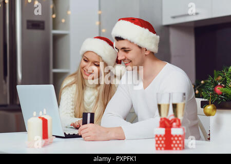 Un paio di shopping su internet a casa per Natale Foto Stock