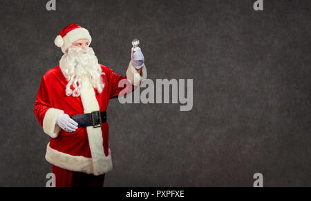 Babbo Natale con una lampada su un Natale. Foto Stock