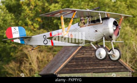 Nieuport 17 N1977 G-BWMJ decollare dal vecchio operaio il 7 ottobre 2018 Foto Stock