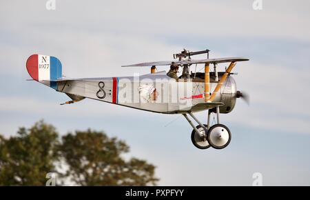 Nieuport 17 N1977 G-BWMJ decollare dal vecchio operaio il 7 ottobre 2018 Foto Stock