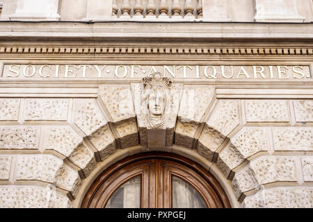 London England,UK,Mayfair Piccadilly,Burlington House,Society of Antiquaries,esterno,ingresso,scultura in rilievo,UK GB English Europe,UK180821096 Foto Stock