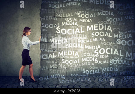 Business donna determinata ad arrestare i social media pressione e influenza Foto Stock