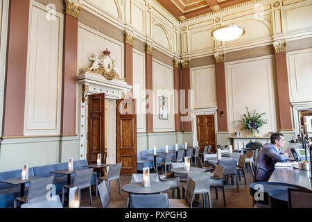 London England,UK,Mayfair Piccadilly,Burlington House,Royal Academy of Arts,Senate Room Restaurant,dining,man men male,UK GB English Europe,UK18082109 Foto Stock