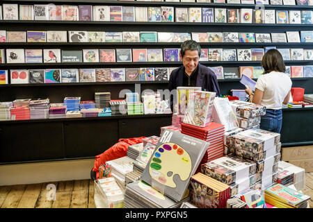 Londra Inghilterra,Regno Unito,Mayfair Piccadilly,Burlington House,Royal Academy of Arts,negozio museo,shopping shopper shopping negozi mercati mercati marketpla Foto Stock