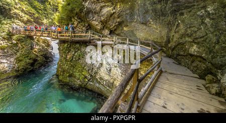 Soteska gola gola con i turisti a piedi sul lungomare sulla parete rocciosa lungo il fiume sulla giornata di sole Foto Stock