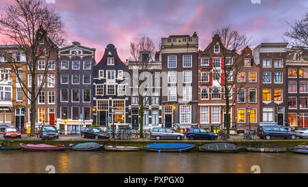 Street con storico canale di colorate case sul Brouwersgracht nel grachtengordeal UNESCO World Heritage Site di Amsterdam Foto Stock