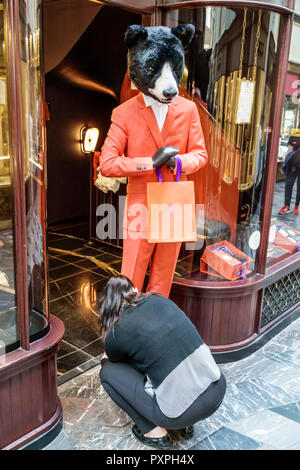 Londra Inghilterra,UK,Regno Unito Gran Bretagna,Mayfair,Burlington Arcade,shopping shopper shopping shopping negozi mercati di mercato di acquisto sellin Foto Stock