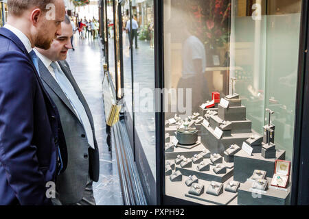 Londra Inghilterra,UK,Mayfair,Burlington Arcade,shopping shopper shopping negozi mercati di mercato di vendita di mercato, negozi al dettaglio negozi di busines Foto Stock