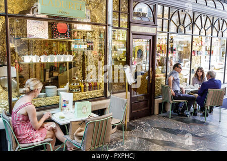 Londra Inghilterra,UK,Regno Unito Gran Bretagna,Mayfair,Burlington Arcade,shopping shopper shopping shopping negozi mercati di mercato di acquisto sellin Foto Stock