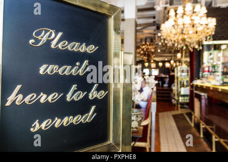 Londra Inghilterra,UK,Piccadilly Mayfair,caffe Concerto Piccadilly,ristoranti ristoranti ristoranti ristorazione caffè caffè, italiano, ingresso, cartello host, attendere per essere ser Foto Stock