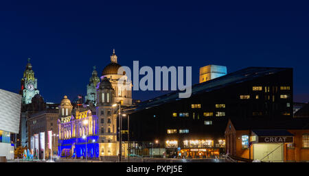 Le tre Grazie e l'isola di Mann edificio, a Liverpool è Pier Head. Immagine presa in ottobre 2018. Foto Stock