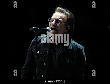 U2's Bono esegue sul palco della U2 eXPERIENCE + innocenza Tour. L'O2 Arena, Londra. Foto Stock