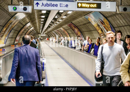 Londra Inghilterra,UK,Lambeth South Bank,Waterloo Station,metropolitana metropolitana metropolitana metro,travellator,marciapiede mobile,Jubilee line,uomo uomo maschio,donna femmina donne Foto Stock