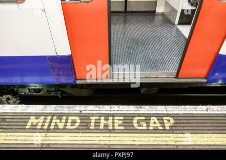 London England,UK,Lambeth South Bank,Waterloo Station,metropolitana metropolitana metropolitana metro,piattaforma,treno,Mind the Gap,Safety warning,Floor marcature,UK GB English Foto Stock