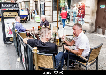 Londra Inghilterra,Regno Unito Gran Bretagna,Soho,The Argyll Arms Pub,pub storico,case pubbliche,posti a sedere sul marciapiede,bere,birra,adulti adulti m Foto Stock