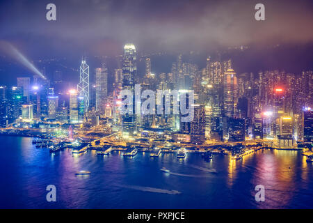 Vista aerea di illuminata skyline di Hong Kong. Hong Kong, Cina Foto Stock