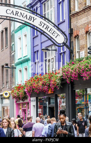 Londra Inghilterra,Regno Unito,Soho Carnaby Street,strada pedonale-solo shopping, flower planters,folla,uomo uomo uomo maschio,donna donna donna donna donne,Regno Unito GB inglese Europa,UK180 Foto Stock