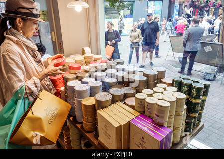 Londra Inghilterra,Regno Unito,Soho,Liberty Department Store,shopping shopper shopping negozi mercati di mercato di vendita di mercato, negozi al dettaglio bus Foto Stock