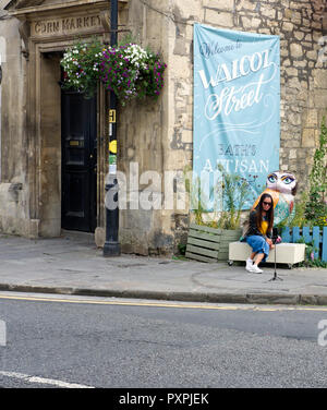 Giovani asiatici Lady prendendo un selfie accanto a un gufo ornati in bagno, Somerset, Regno Unito Foto Stock