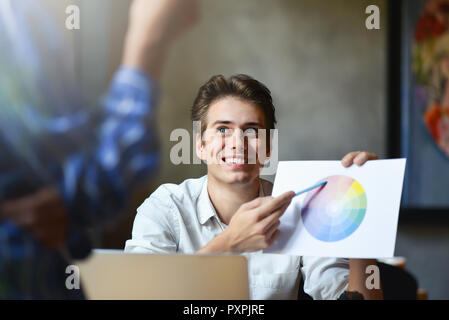 Foto di interior designer il lavoro di squadra con la casa i progetti di un edificio sulla scrivania in ufficio, gli architetti che lavorano con molti-tavolozza dei colori per scegliere il colore migliore per des Foto Stock