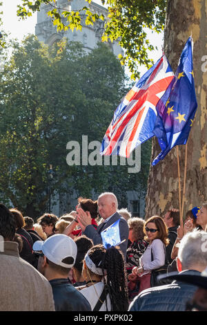Londra, UK, 20 ottobre 2018. 700,000 dimostranti dimostrare per un secondo referendum Brexit. Ascoltando gli altoparlanti in piazza del Parlamento Foto Stock