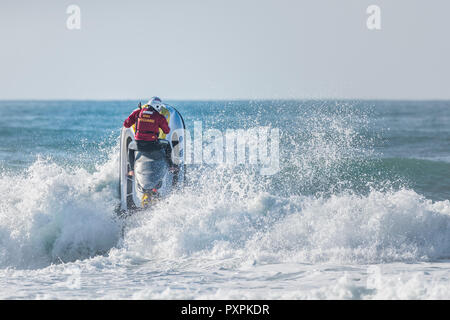 Un bagnino RNLI su un jetski al Fistral a Newquay in Cornovaglia. Foto Stock