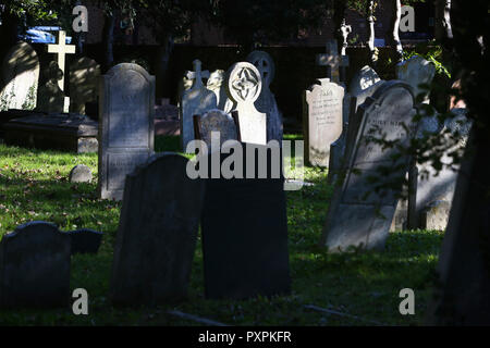 Viste generali di tombe e monumenti funerari a Santa Maria Maddalena della chiesa di Inghilterra Chiesa, Sud Bersted, West Sussex, Regno Unito. Foto Stock