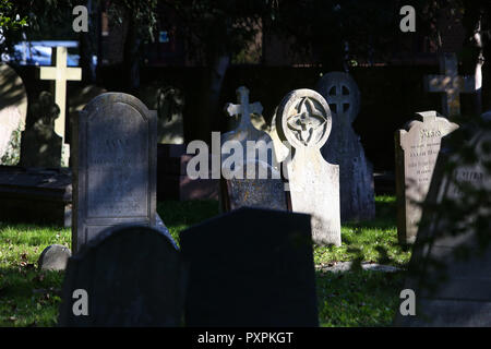 Viste generali di tombe e monumenti funerari a Santa Maria Maddalena della chiesa di Inghilterra Chiesa, Sud Bersted, West Sussex, Regno Unito. Foto Stock