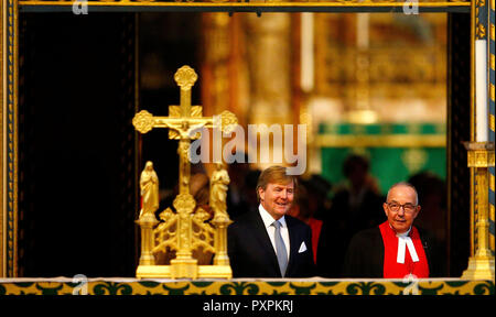 Re Willem-Alexander dei Paesi Bassi visite Abbazia di Westminster a Londra durante la sua e la Regina Maxima's visita di Stato nel Regno Unito. Foto Stock