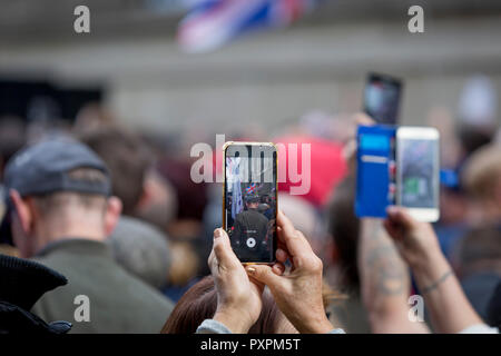 Le bandiere delle destre sostenitori dell'anti-Islam militante Tommy Robinson (vero nome Stephen Yaxley-Lennon e ex leader dell'ora-bandito Inglese Lega della Difesa) raccogliere al di fuori del centro di Corte penale (l'Old Bailey) il 23 ottobre 2018, a Londra, in Inghilterra. Circa un migliaio di raccolte in strada appositamente cordoned fuori dalla città di Londra polizia come Robinson apparso prima di Nicholas Hilliard, il registratore di Londra per un disprezzo udienza presso la Old Bailey durante il quale egli è stato nuovamente salvato prima che la causa è stata deferita al procuratore generale. Foto Stock