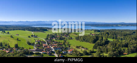 Vista di Holzhausen sul Lago di Starnberg, Baviera, Germania Foto Stock