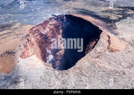 Vista aerea della PUU Ooo cono vulcanico sulla Big Island delle Hawaii. I gas vulcanici può essere visto sfuggire dal cratere. Foto Stock